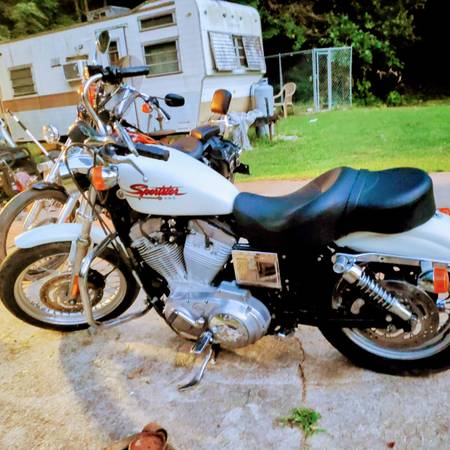 Photo 01 HARLEY SPORTSTER 883 FLAWLESS $3,999