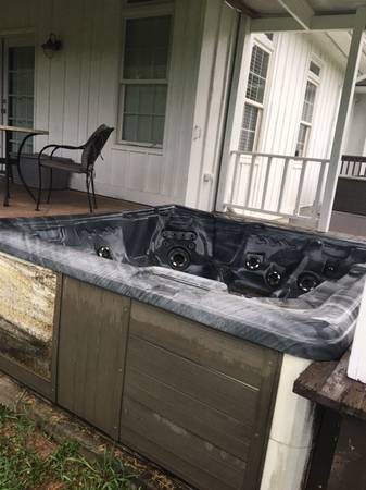 Photo FREE hot tub - you are responsible for complete removal