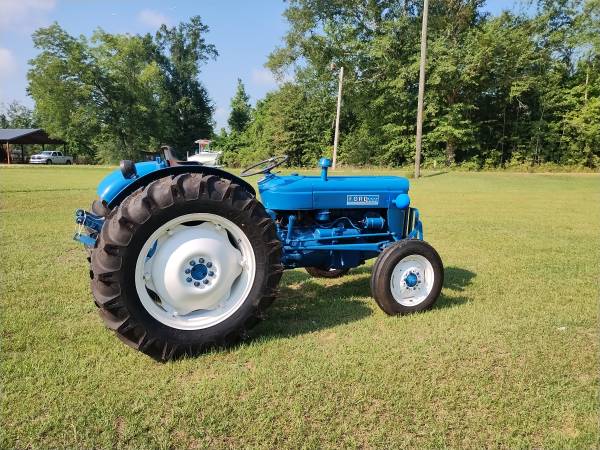 Photo Ford 2000 super dexta tractor $4,599
