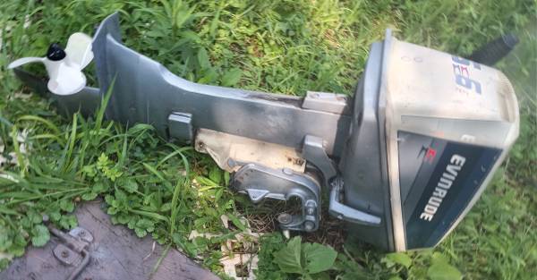 Photo 6hp EVINRUDE outboard engine boat motor STARTS RIGHT UP RUNS EXCELLENT $400
