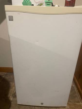 Photo Mini fridge $100