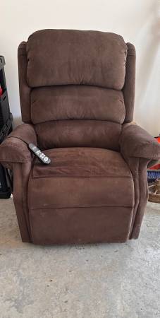 Photo Recliner Power Lift and Recline Chair $550