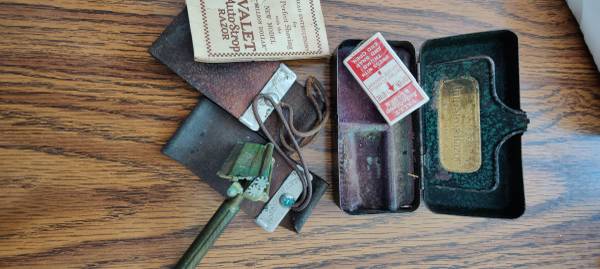 Photo Antique travel razor kit $15