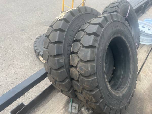 Photo Freightmaster cx Solid Forklift tires Set $1,000