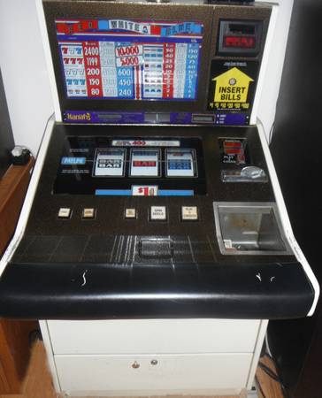 Photo IGT Red White and Blue Slant Top Slot Machine Works Great $800