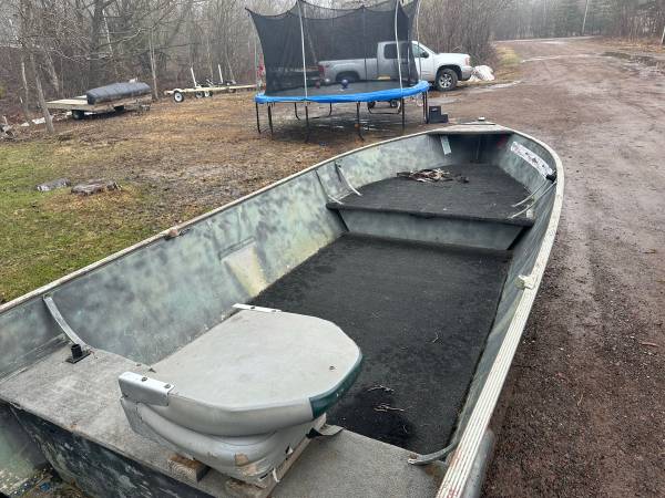 Photo lund boat and trailer $500