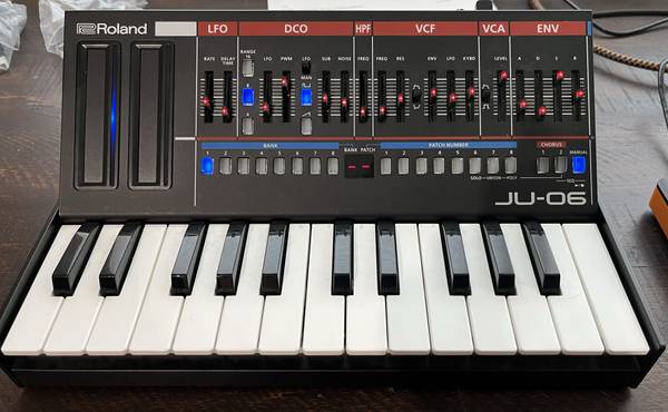 Photo Roland boutique JU-06 Juno synth with K-25m keyboard $260
