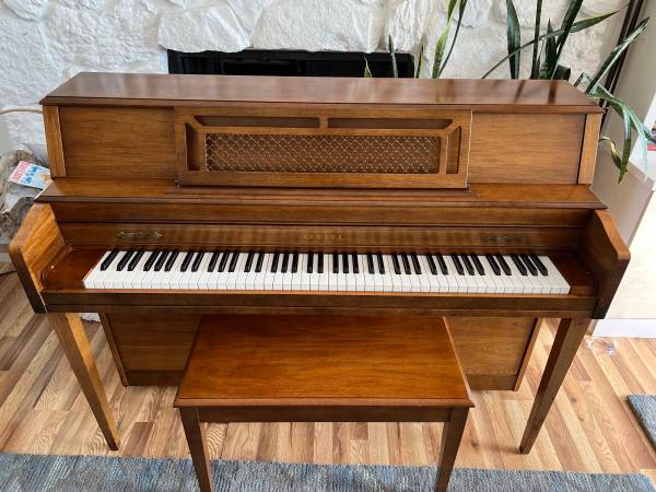 Photo Yamaha M304 Upright Piano $1,500