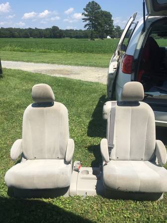 Photo 2011 Toyota Sienna LE Second Row Seats New Cond OEM $379