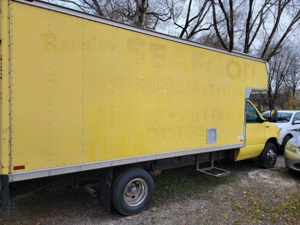 Photo Box truck Ford E350 - $8,500 (Salisbury)