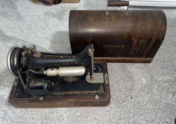 Photo VTG SINGER PORTABLE SEWING MACHINE 1928 MODEL WITH WOOD CASE AC204213 $75