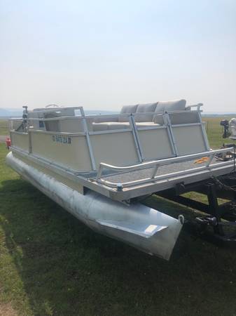 Photo 22 foot pontoon boat 40 hp Mercury $10,000