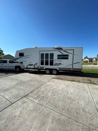 Photo 5th Wheel Trailer $12,000