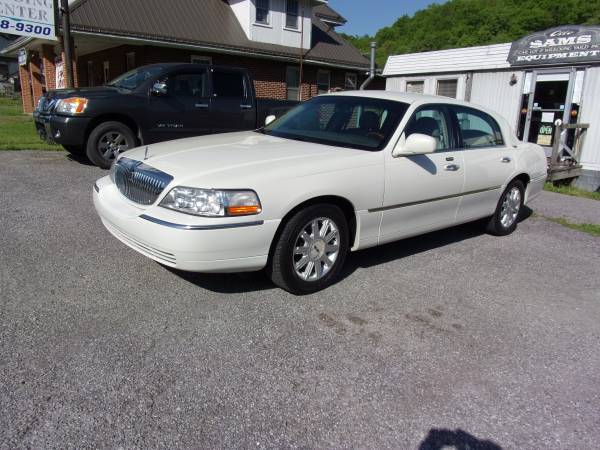 Photo 2006 Signature Limited Lincoln Towncar - $15,000 (Middlesboro, Ky.)