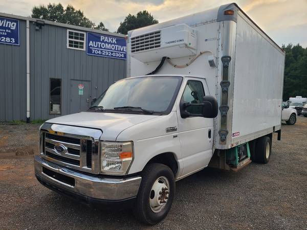 Photo 2011 Ford E450 E-450 15ft Reefer Refrigerated Box Truck ThermoKing $29,700