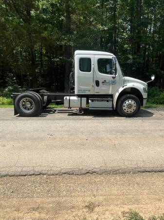 Photo 2012 Freightliner M2 106 Business Class Hauler with Sleeper Bunk $40,000
