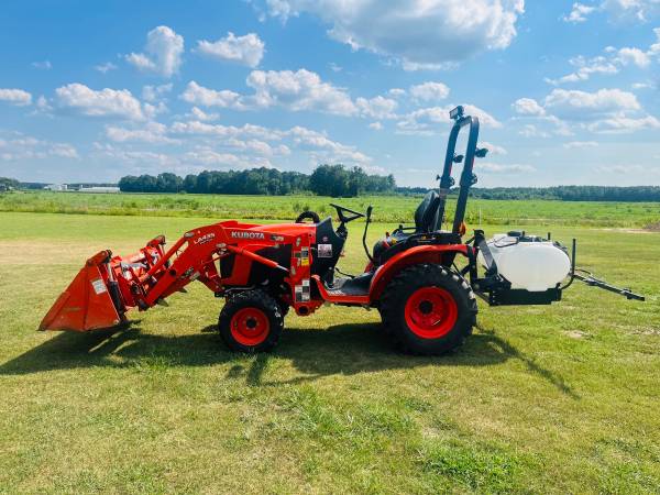 Photo 2020 B2601 Kubota Tractor 4 in 1 attachment included $19,500