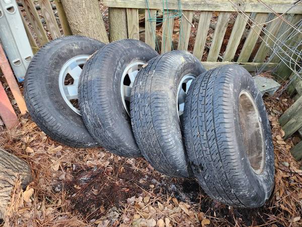 Photo OEM GMC 17 5-lug GM aluminum wheels with good tires and center caps $300