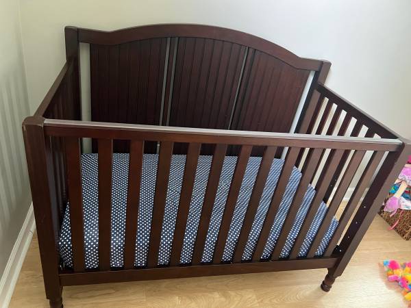 Photo Pottery Barn Crib with matress and toddler attachment $150