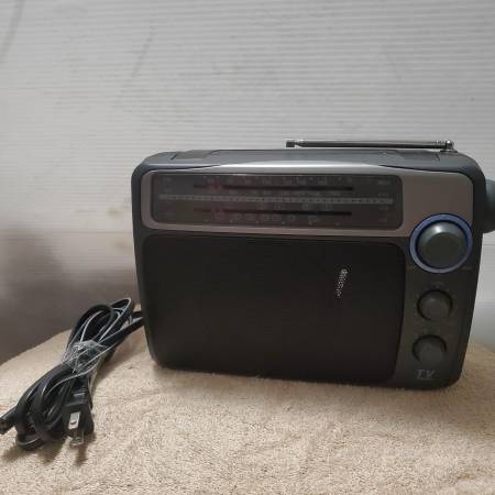 Photo Radio Shack Multiband Portable Radio Model 12-887 $20