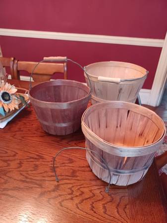 Photo Under $7 EachSUMMERTIME SALETake All 3-Vintage Wooden Baskets $20