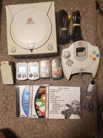 Photo Sega Dreamcast with Games and Accessories Ready to Play