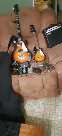 Photo GIBSON Epiphone Les Paul wLes Paul ukulele, Yamaha  $250