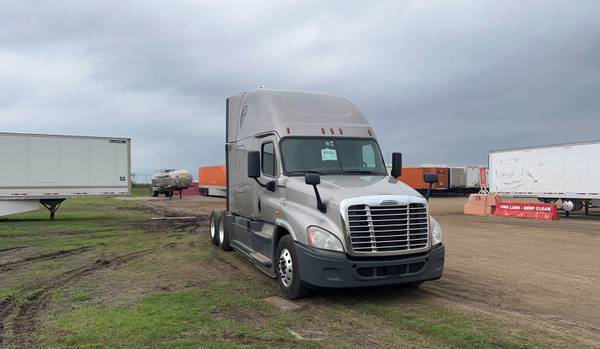 Photo Used Schneider 2018 Freightliner Cascadia Sleeper Semi Truck