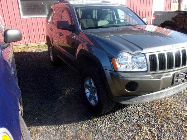 Photo 2007 Jeep Grand Cherokee 4x4 only (158k) miles VERY NICE - $6,195 (S and S auto sales FALL CREEK WI.)