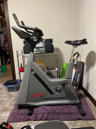Photo Commercial Exercise Bike-Life Fitness Life Cycle 9100 $600