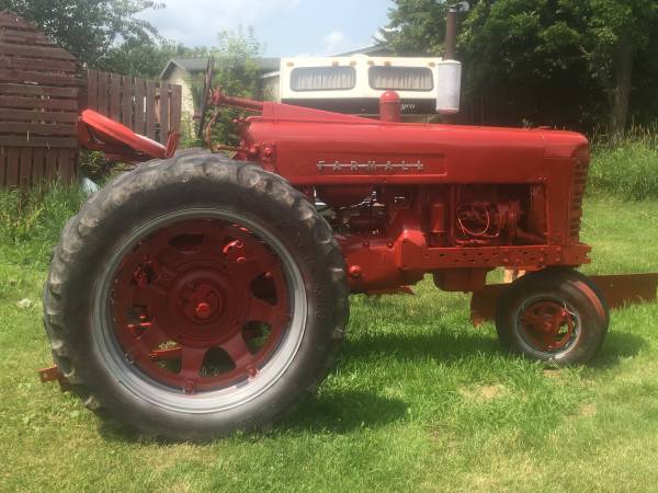 Photo Farmall 400 with 4 bottom plow and 3 point back blade $3,000