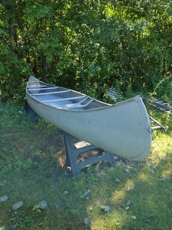 Photo Grumman 17 Aluminum Canoe. Dent free. Used lightly on Lake Michigan $450