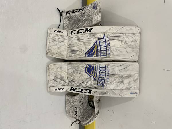 Photo Hockey Goalie pad set - CCM $650