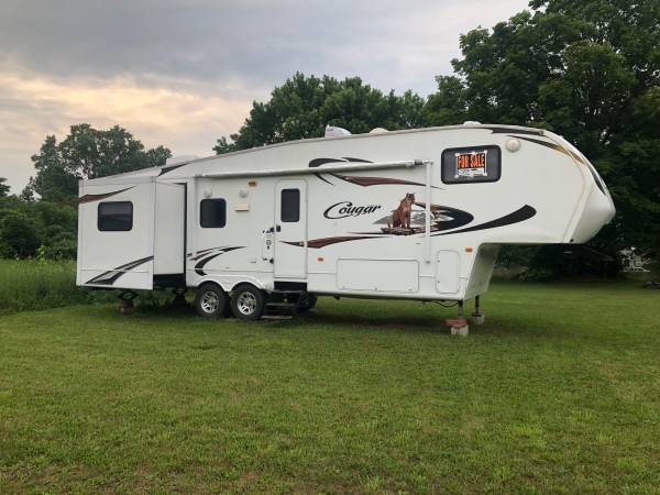 Photo 2011 Keystone Couger 5th wheel Cer $13,000