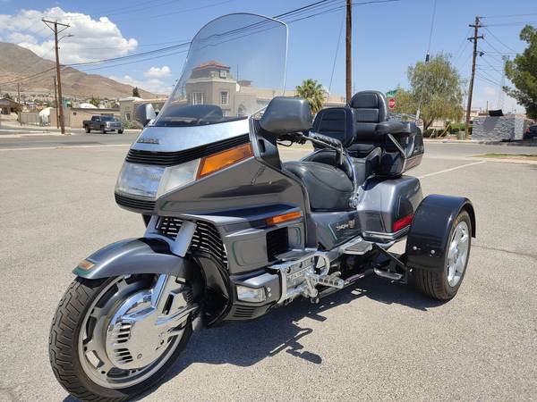 Photo 1988 Honda GL1500 Gold Wing Motorcycle For Sale $10,000