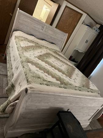 Photo Queen Sleigh bed for sale $600