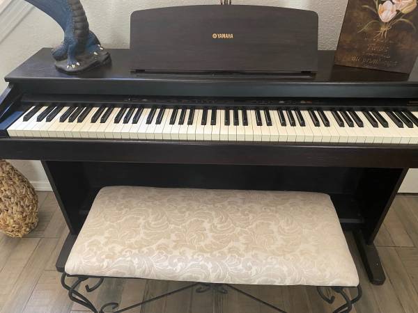 Photo Yamaha digital console electric piano $1,000