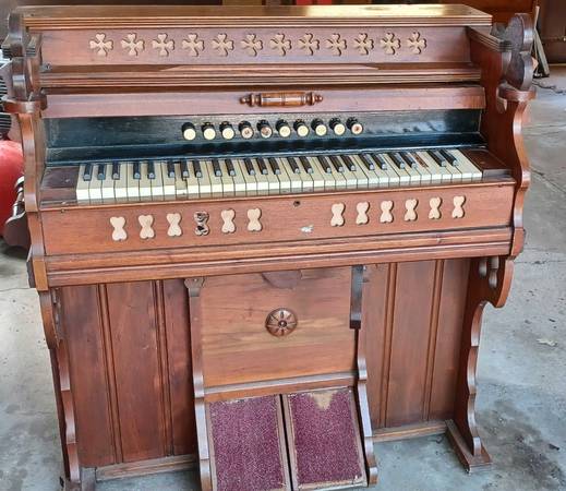 Photo Vintage Pump Organ $75