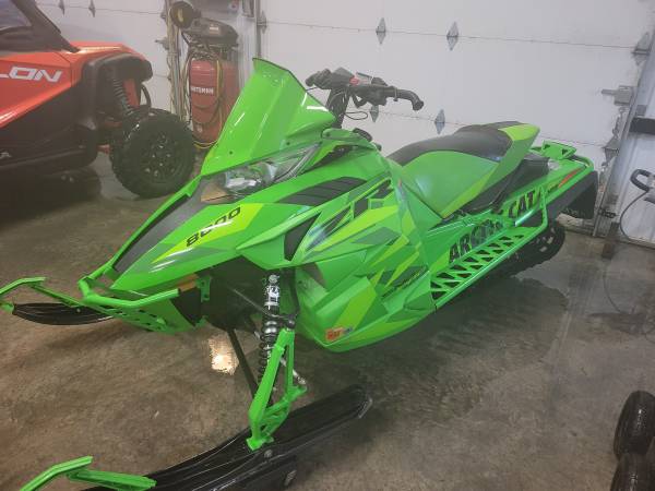 2016 arctic cat zr8000 limited snowmobile MINT 1000 miles with Title $9,000