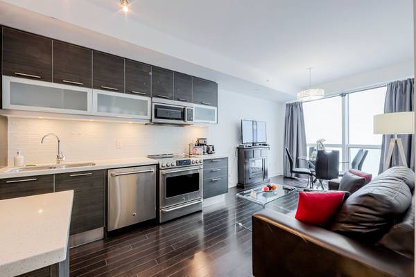Photo FURNISHED Bay St Condo near U of T Attention Students going to Toronto $5,988