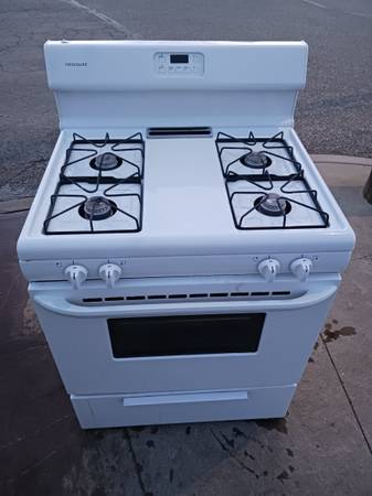 Photo Frigidaire white digital electronic ignition gas stove $300