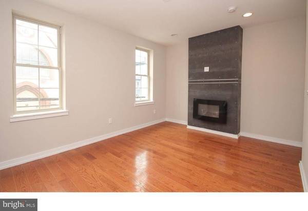 Spacious Room with Private Bathroom in Point Breeze - Ideal for Roomma $650