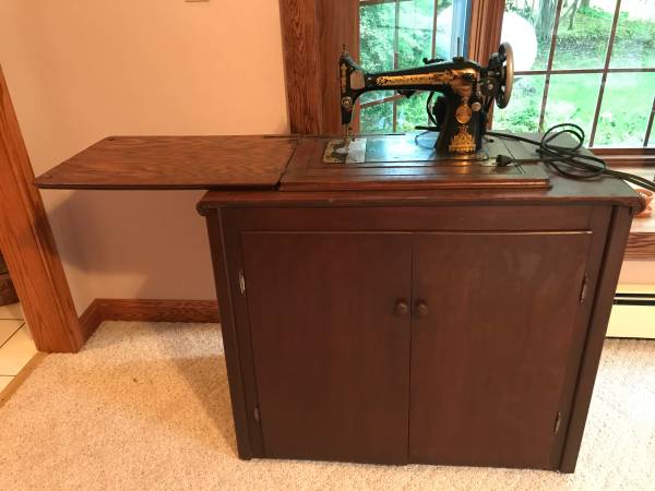 Photo Vintage Singer Sewing Machine $125