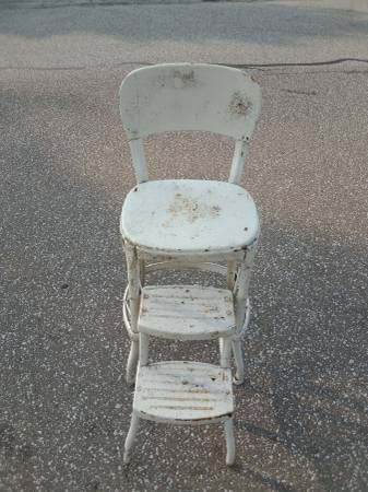 Photo White sit down chair with fold out steps 50 firm $50