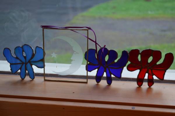 Photo 10 Stained Glass Pieces and 1 Stained Glass Box $20