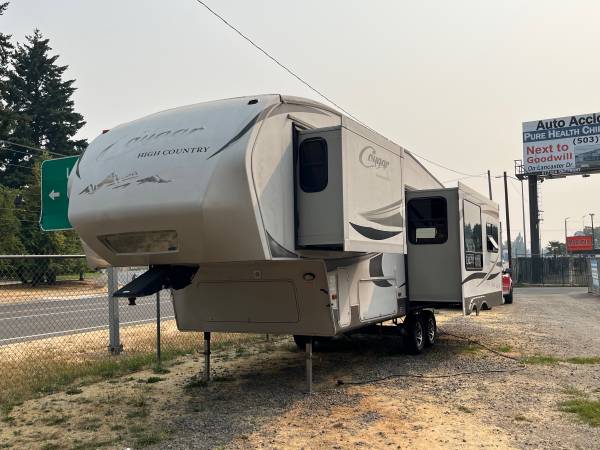 Photo 2011 Cougar Fifth Wheel 2 Slideouts $14,995