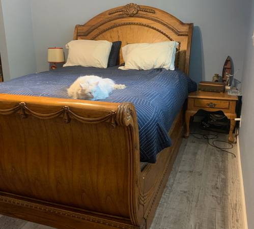 Photo 4 piece Queen Sleigh Bed Bedroom Set, dressers, mirror carved oak $800