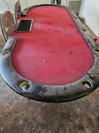 Photo Free poker table and metal folding chairs