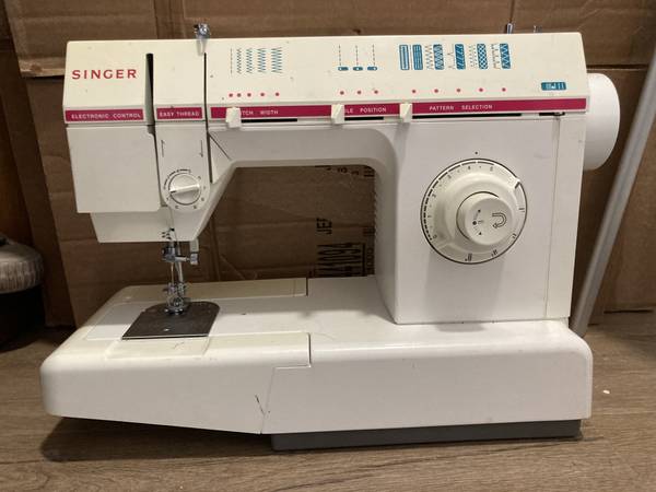 Photo Singer Sewing Machine $40