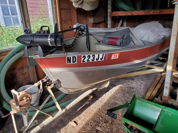 12 Lund Fishing Boat $1,000